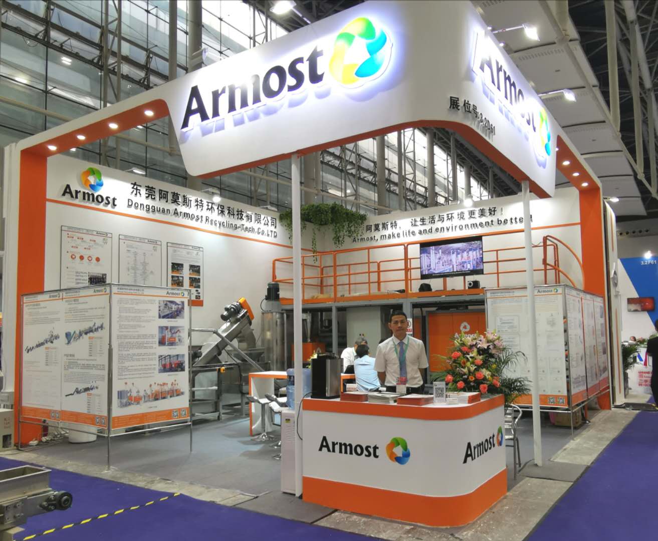 Many customers negotiate business during the exhibition